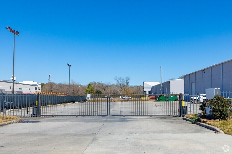 More Photos Of 2445 Peyton Rd, Houston Warehouse For Sale