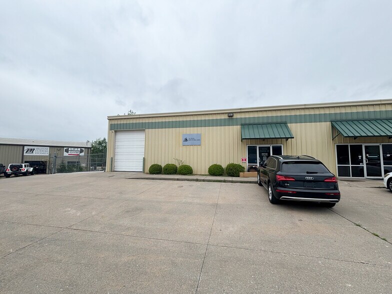 More Photos Of 1531 N Commercial Rd, Nixa Warehouse For Lease