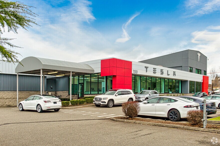 More Photos Of 700 S Grady Way, Renton Auto Dealership For Lease