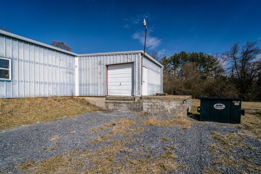 More Photos Of 52 Mid Valley, Verona Light Manufacturing For Sale