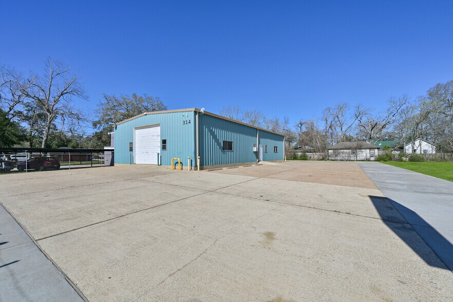 More Photos Of 314 E Walker St, League City Warehouse For Lease
