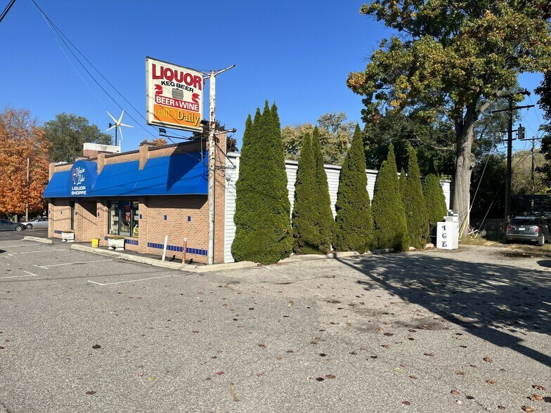 More Photos Of 2515 Union Lake Rd, Commerce Township Freestanding For Sale