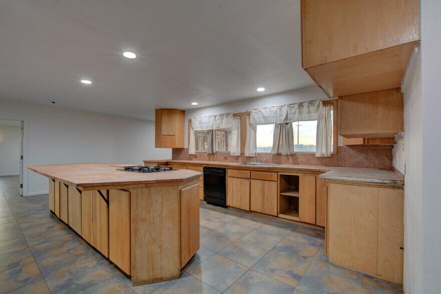 More Photos Of 6804 Agate Rd, White City Flex For Sale