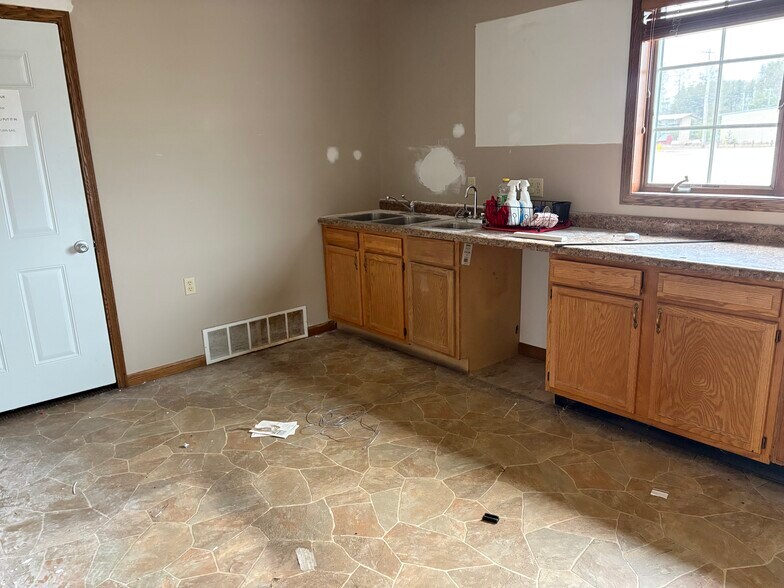 More Photos Of 2905 N Lincoln Rd, Escanaba General Retail For Sale