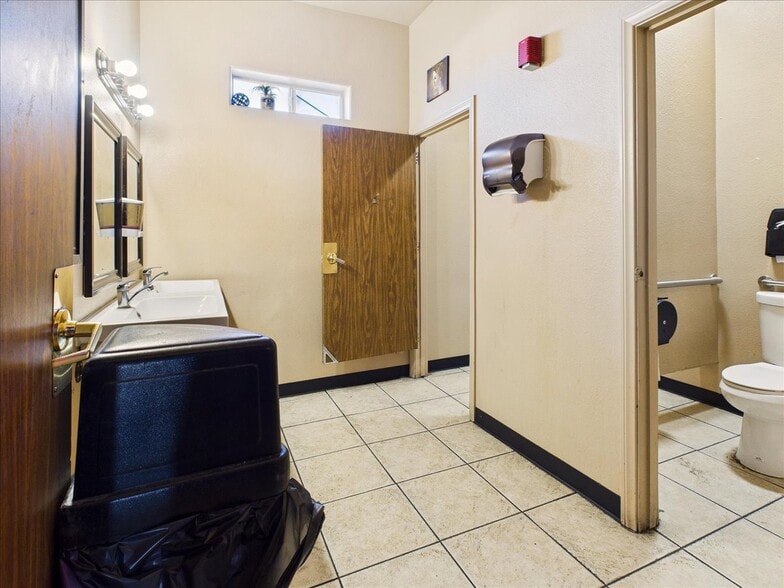 More Photos Of 1700 S Pahrump Valley Blvd, Pahrump Storefront For Sale