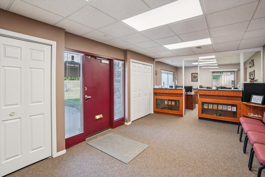 More Photos Of 2721 SW 30th St, Des Moines Office For Sale