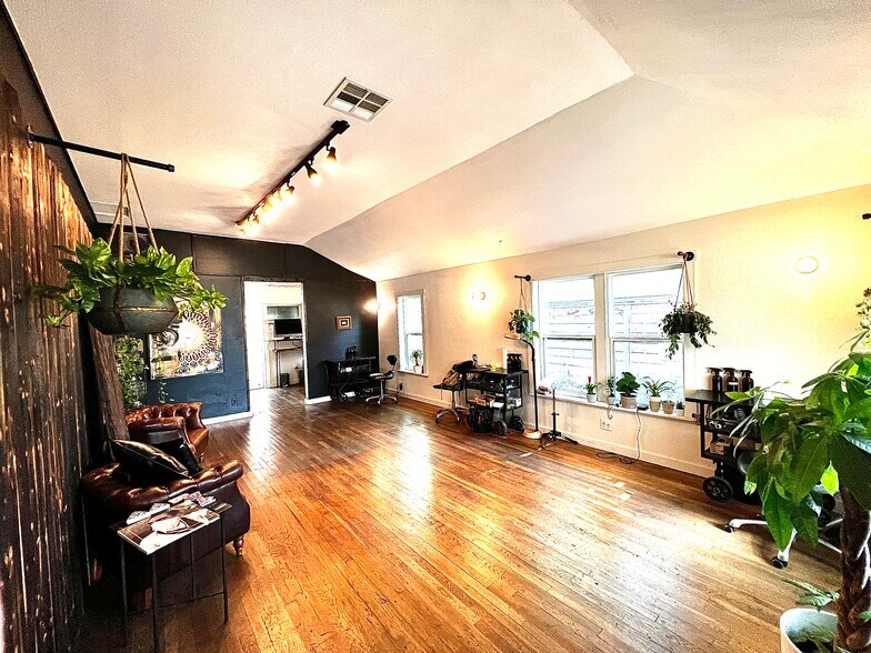 More Photos Of 1628 S 1st St, Austin Storefront Retail Residential For Sale