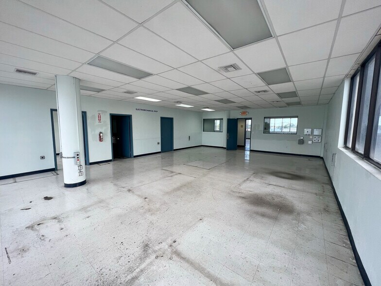 More Photos Of 2700 NW 36th St, Miami Office Residential For Lease