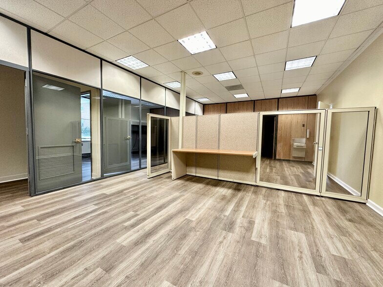 More Photos Of 8 Lester St, Martinsville General Retail For Sale