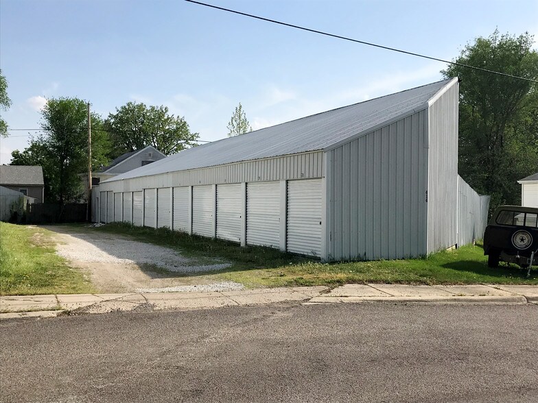 More Photos Of 421 E Moneta Ave, Peoria Heights Self Storage For Sale