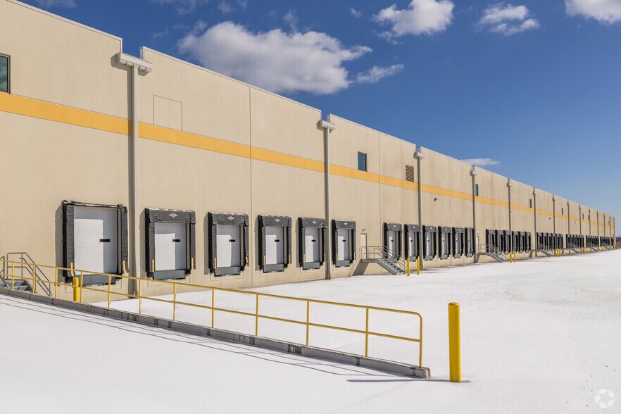 More Photos Of 975 Lordship Blvd, Stratford Warehouse For Lease