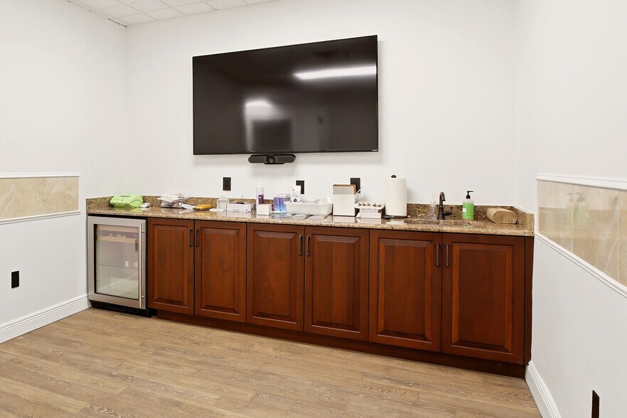 More Photos Of 5266 Office Park Blvd, Bradenton Medical For Lease
