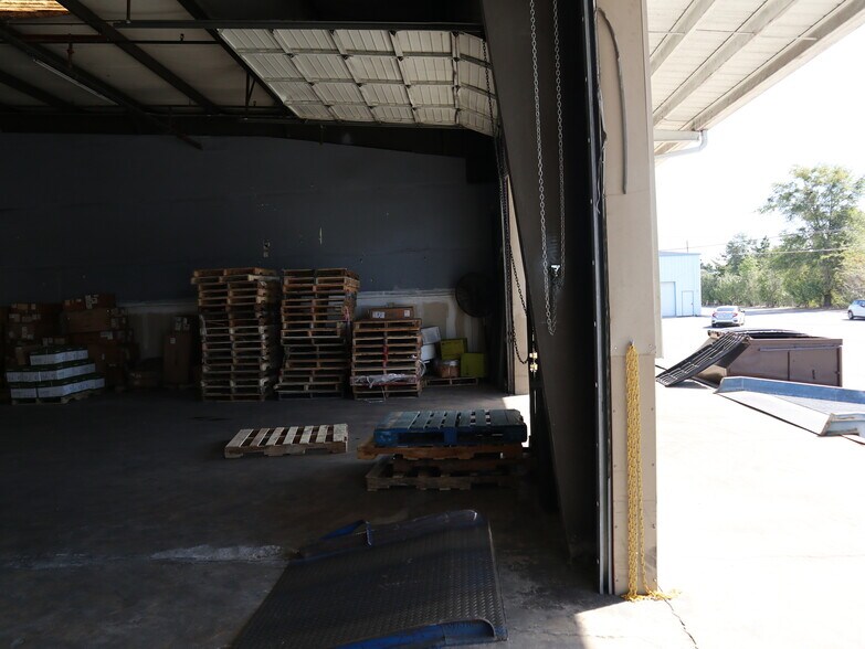 More Photos Of 572-2 Appleyard Dr, Tallahassee Warehouse For Lease
