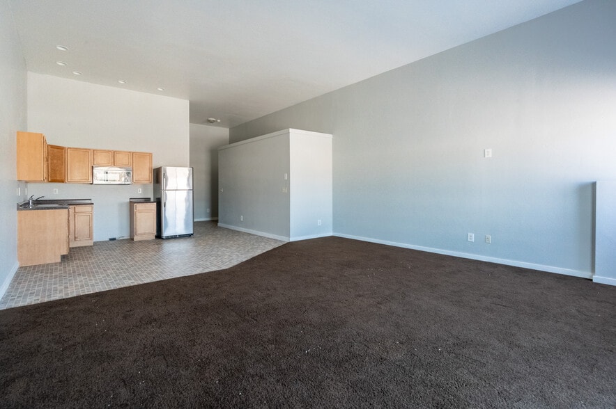 More Photos Of 211 Jetway Dr, Belgrade Flex For Sale