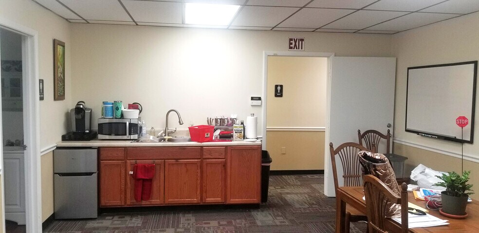 More Photos Of 235 N Jog Rd, West Palm Beach Warehouse For Lease