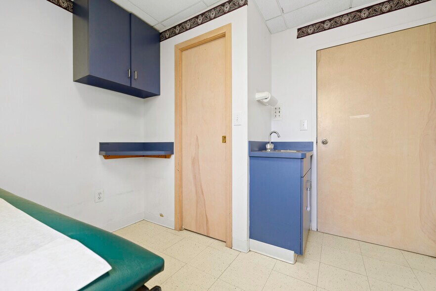 More Photos Of 3715 Main St, Bridgeport Medical For Lease