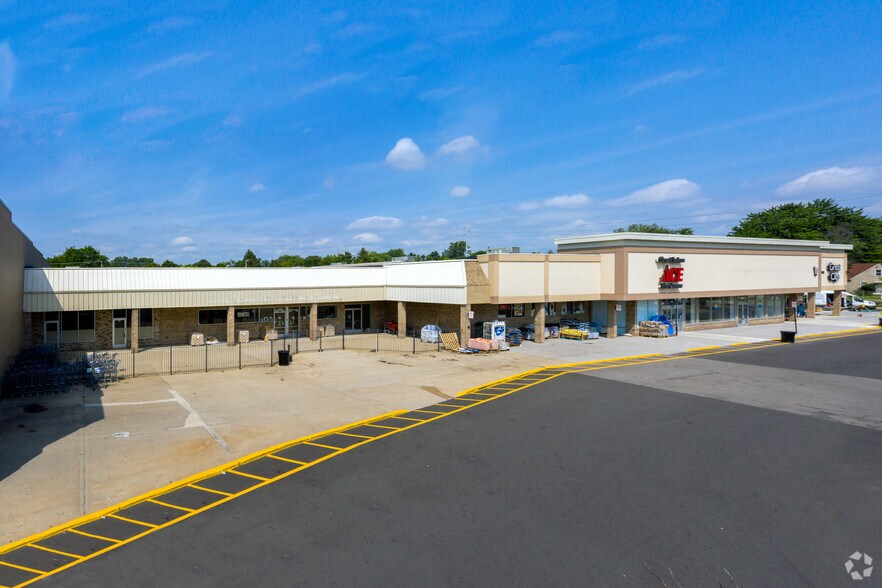 More Photos Of 124-210 Merriman Rd, Westland Storefront For Lease