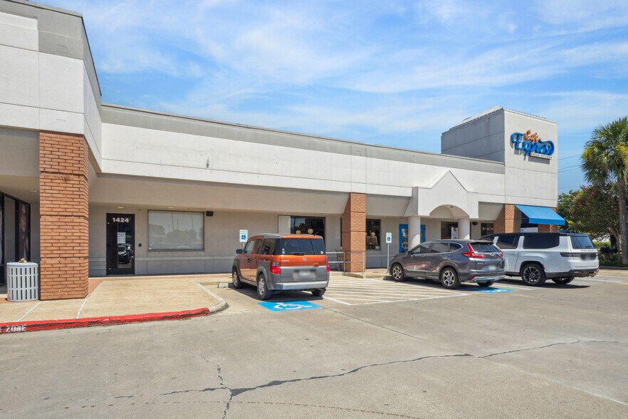 More Photos Of 1424 W Gray St, Houston General Retail For Lease