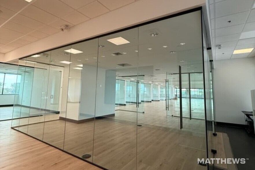 More Photos Of 15011 N 75th St, Scottsdale Office For Sale
