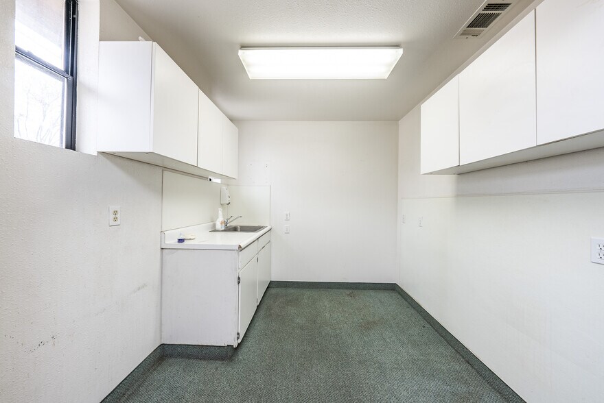 More Photos Of 927 O St, Firebaugh Healthcare For Sale