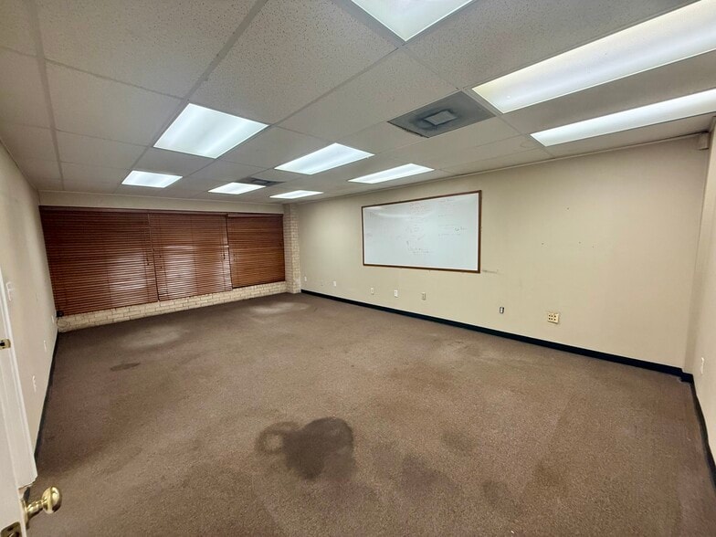More Photos Of 204 Schilling St, Baytown Warehouse For Lease