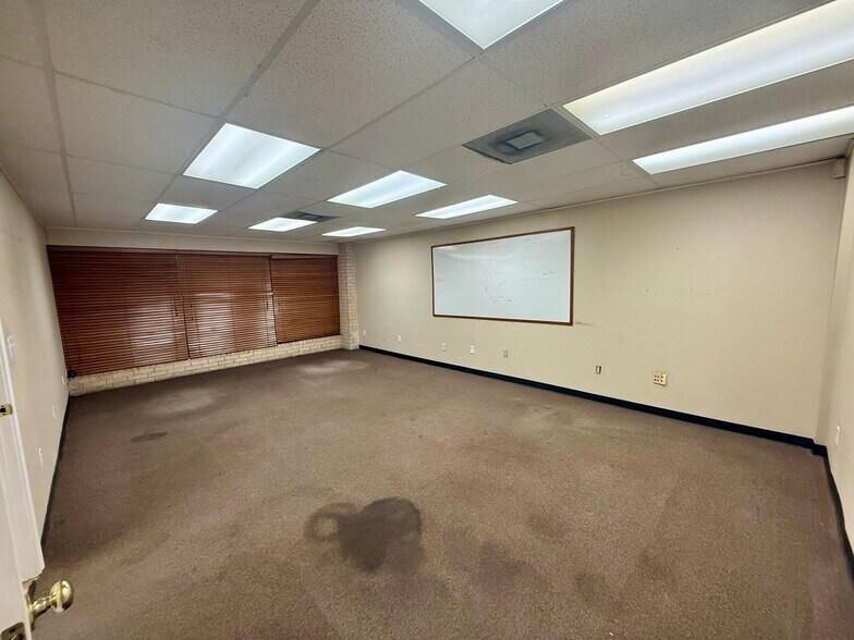 More Photos Of 204 Schilling St, Baytown Warehouse For Sale