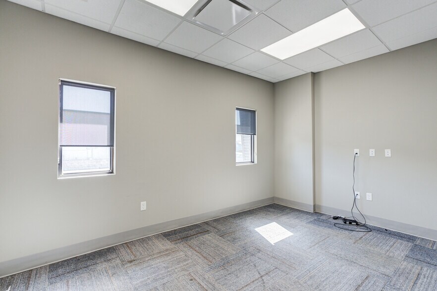 More Photos Of 2405 114th St, Lubbock Office For Sale