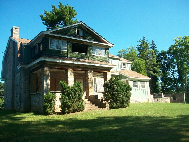 More Photos Of 328 Buckmarsh St, Berryville Flex For Sale