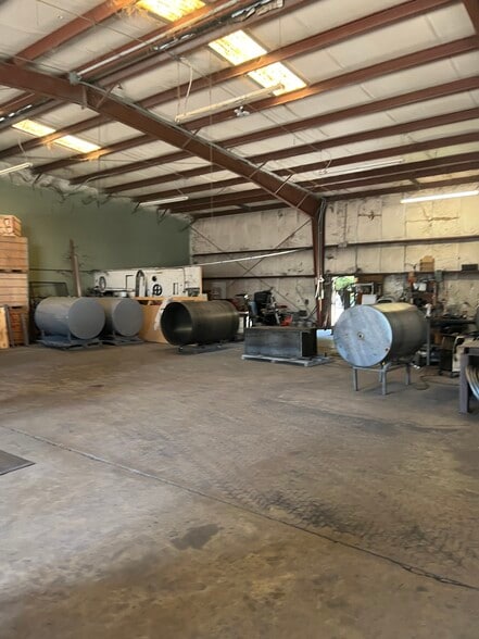 More Photos Of 250 Southridge Industrial Dr, Tavares Warehouse For Lease