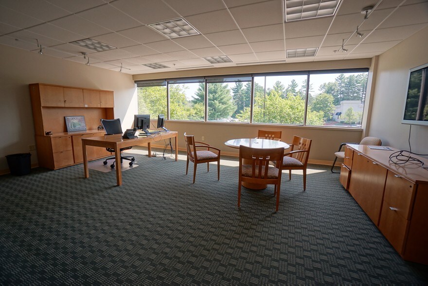 More Photos Of 6 Trafalgar Sq, Nashua Office For Lease