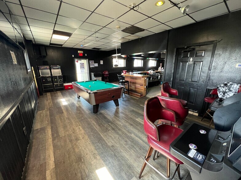 More Photos Of 2709 S US Highway 51, Janesville Flex For Sale