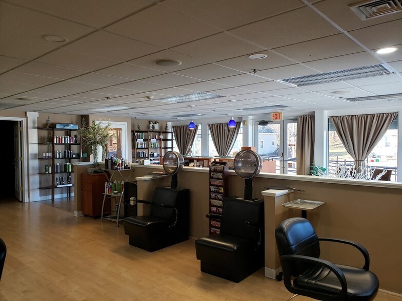 More Photos Of 401 Daniel Webster Hwy, Merrimack Storefront Retail Office For Lease