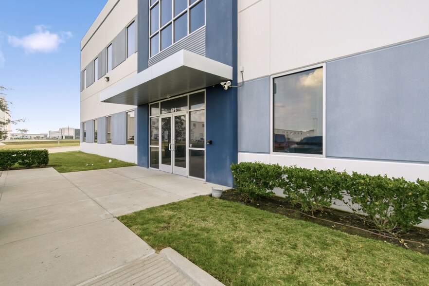 More Photos Of 611 Choctaw Ln, Katy Distribution For Lease