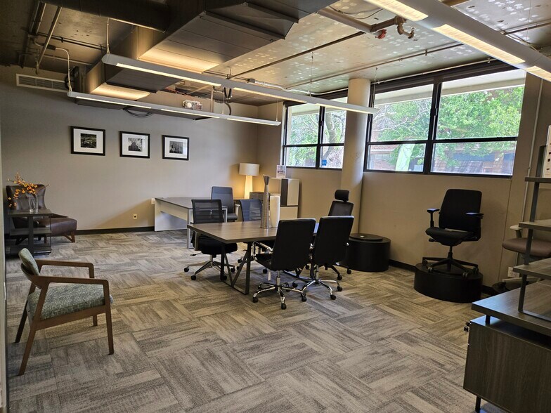 More Photos Of 3122 Gillham Plz, Kansas City Warehouse For Lease