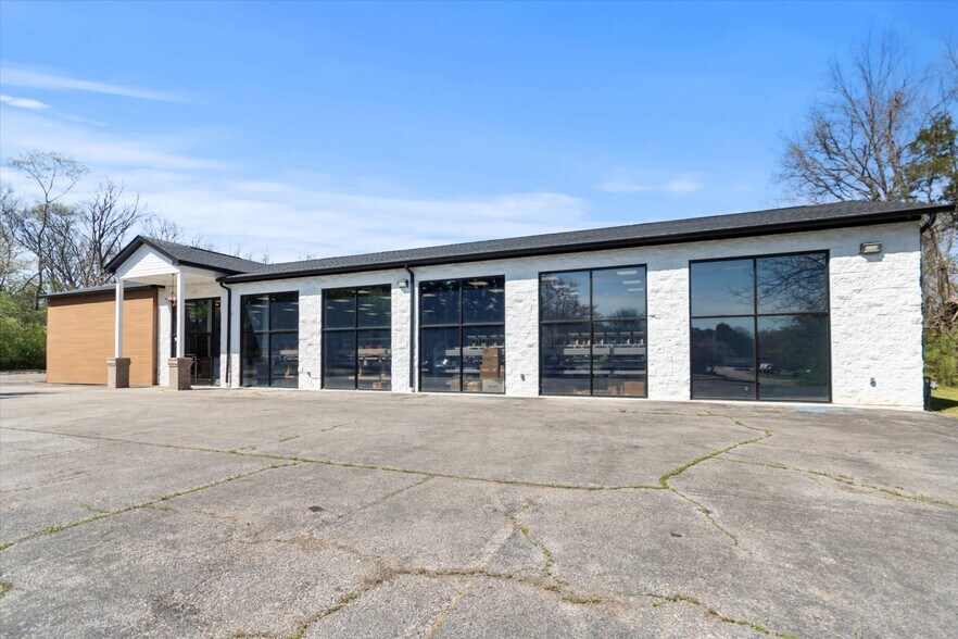 More Photos Of 102 Gin Oak Ct, Madison Freestanding For Sale