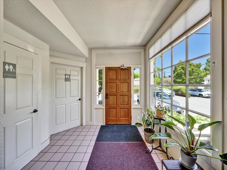 More Photos Of 825 College Ave, Santa Rosa Medical For Lease