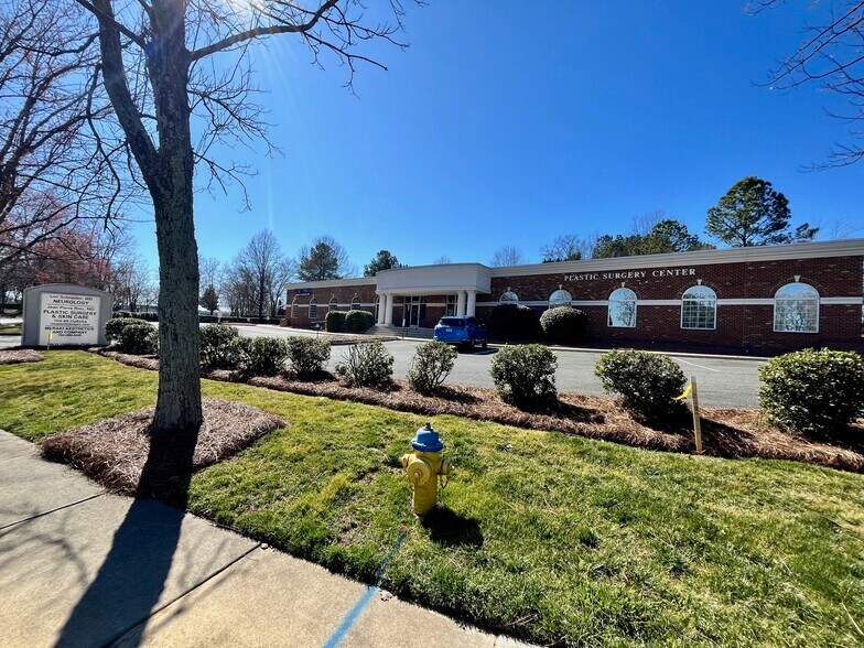 Primary Photo Of 19615 Liverpool Pky, Cornelius Medical For Lease