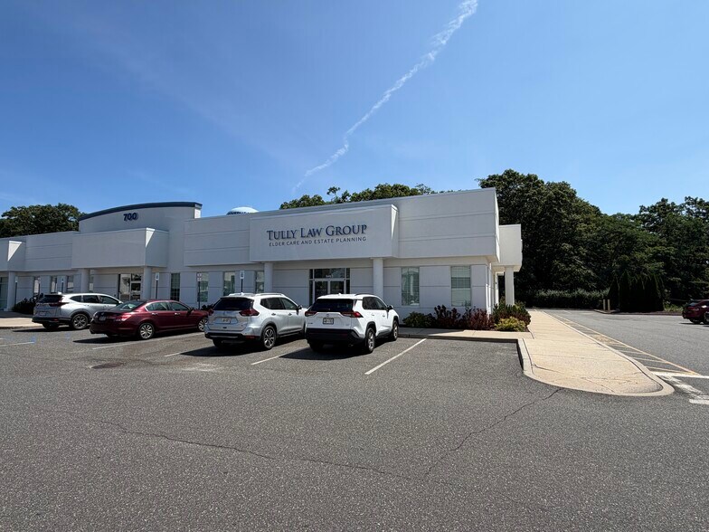 More Photos Of 700 Old Country Rd, Riverhead Medical For Lease