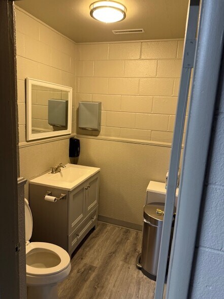 More Photos Of 220 4th Ave, Rochelle Warehouse For Lease