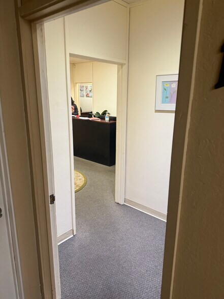 More Photos Of 2045 Hallmark Dr, Sacramento Office For Lease