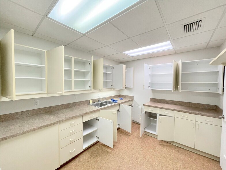 More Photos Of 15750 New Hampshire Ct, Fort Myers Medical For Lease