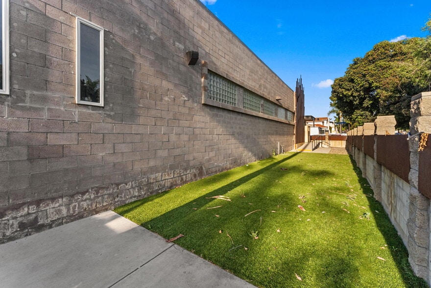 More Photos Of 1366 Hornblend St, San Diego Flex For Lease