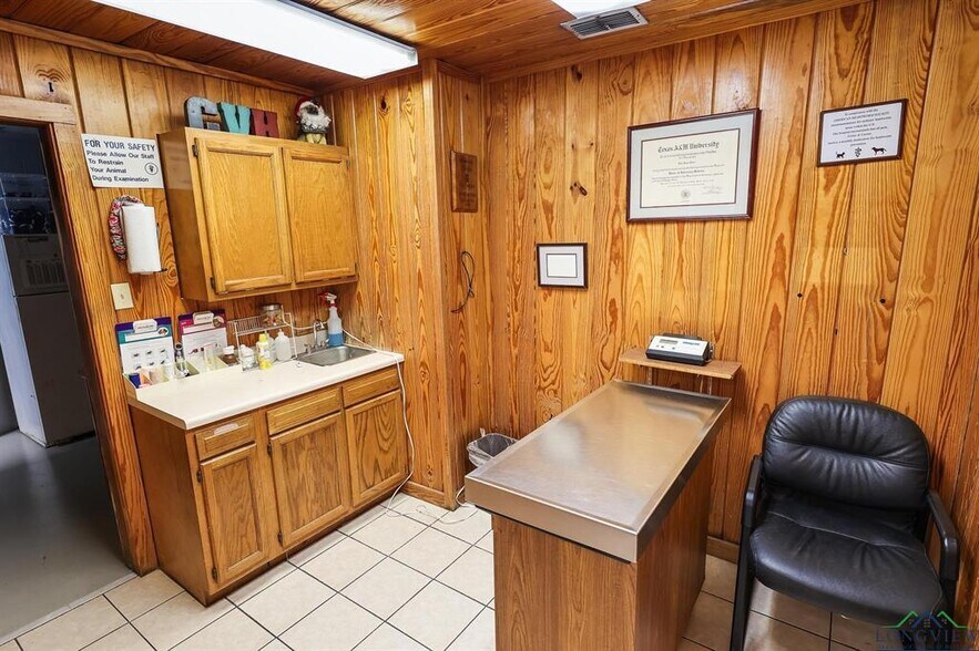 More Photos Of 1024 US Highway 59 N, Carthage Veterinarian Kennel For Sale
