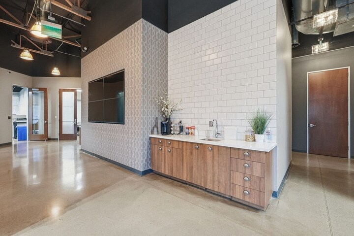 More Photos Of 605 S Chandler Village Dr, Chandler Freestanding For Sale