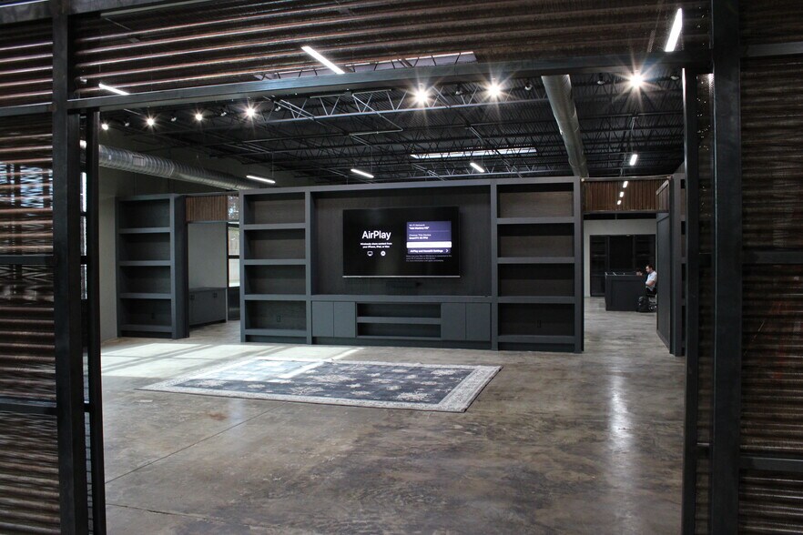 More Photos Of 702 W Commerce St, Dallas Office For Sale