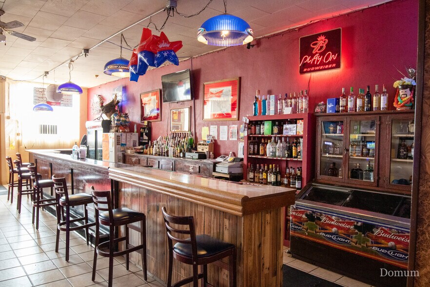 More Photos Of 120 N Main St, Elgin General Retail For Sale