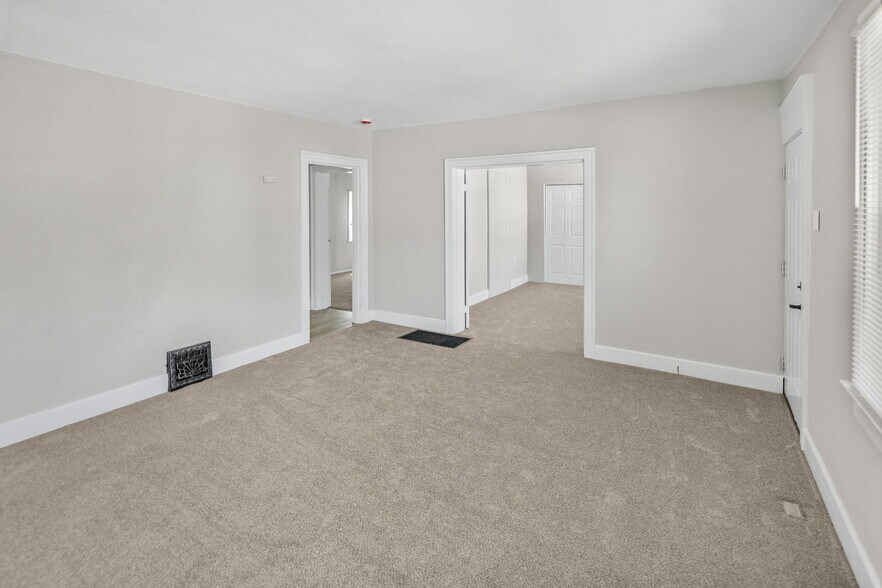 More Photos Of 302 N High St, Belleville Freestanding For Sale