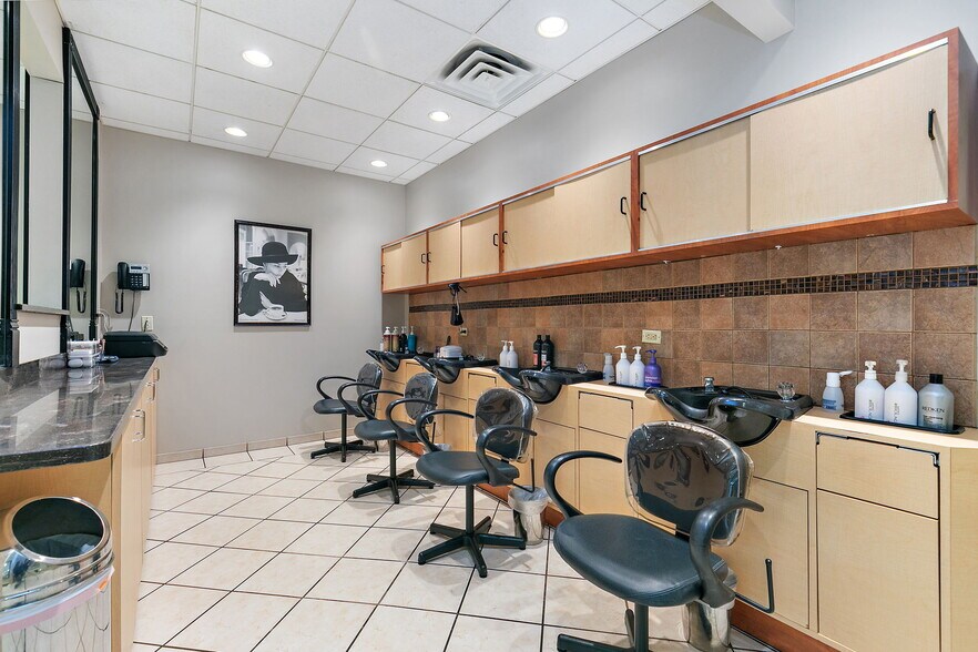 More Photos Of 160-175 N Edison Ave, Elgin Freestanding For Sale