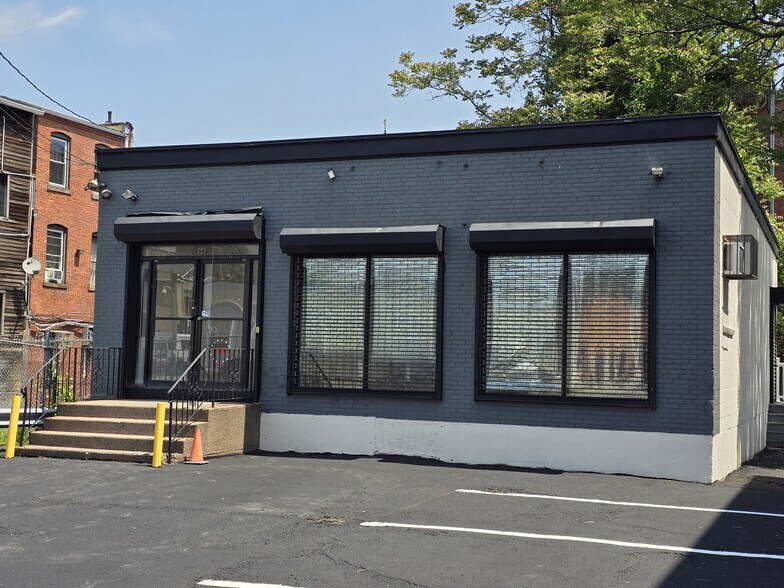 More Photos Of 54 Lawrence St, Hartford Freestanding For Sale