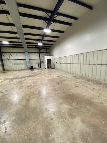 More Photos Of 2514 C-2514 E N Fayetteville St, Randleman Warehouse For Lease